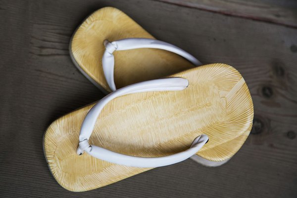 How to Choose the Right Type of Sandals for a Business Casual Summer Look?